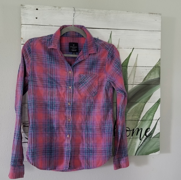 American Eagle Outfitters Tops - American Eagle plaid button down shirt